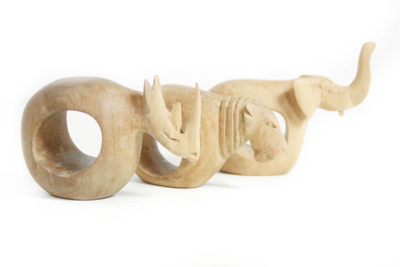 Vintage 3 pièces. Set rond de serviette bois anneaux en bois animaux Afrique éléphant rhino déco chaîne Afrique fait main sculpté à la main image 1