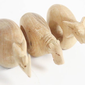 Vintage 3 pièces. Set rond de serviette bois anneaux en bois animaux Afrique éléphant rhino déco chaîne Afrique fait main sculpté à la main image 3