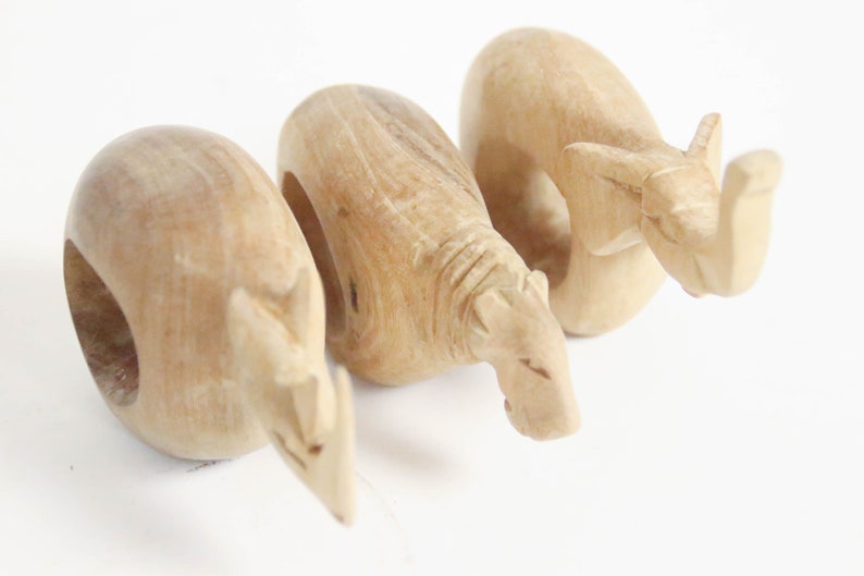 Vintage 3 pièces. Set rond de serviette bois anneaux en bois animaux Afrique éléphant rhino déco chaîne Afrique fait main sculpté à la main image 3