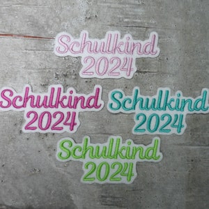 Schulkind 2024 Schriftzug Aufnäher/Applikation auf weißem Filz Farbauswahl 2 Größen Einschulung Schultüte Bild 1