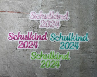 Schulkind 2024 Schriftzug Aufnäher/Applikation auf weißem Filz Farbauswahl 2 Größen Einschulung Schultüte