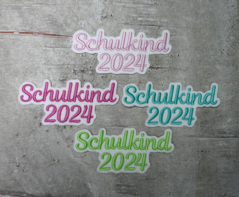 Schulkind 2024 Schriftzug Aufnäher/Applikation auf weißem Filz Farbauswahl 2 Größen Einschulung Schultüte Bild 1