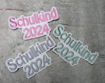 Schulkind 2024 Schriftzug Aufnäher/Applikation auf weißem Filz Farbauswahl Einschulung Schultüte