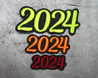 2024 Jahreszahl Aufnäher/Applikation gestickt auf schwarzem Filz 3 Größen Farbauswahl Einschulung Schultüte