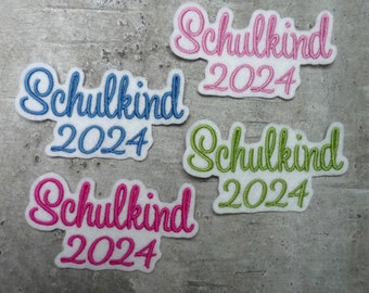 Schulkind 2024 Schriftzug Aufnäher/Applikation auf weißem Filz Farbauswahl Einschulung Schultüte