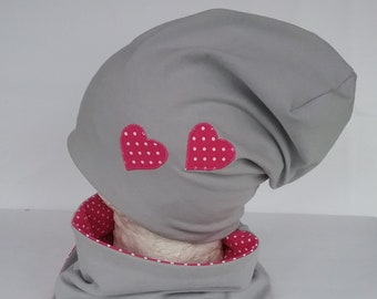Beanie Mütze für Mädchen in grau mit pinken Herzen, Babymütze