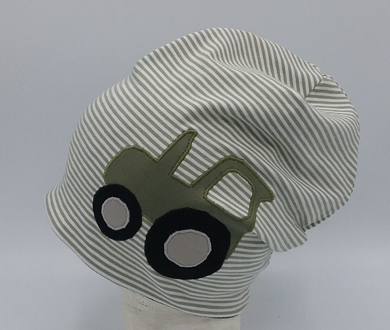 Beanie Mütze für Jungen grün weiß gestreift mit Traktor Bild 1
