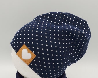 Mütze Beanie blau mit weißen Pünktchen, Herzpatch, Babymütze dunkelblau