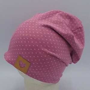 Mütze Beanie rosa mit rosa Pünktchen, Herzpatch, Babymütze altrosa Bild 1