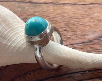 Summery turquoise cabochon set in a supple, structured ring made of 925 silver