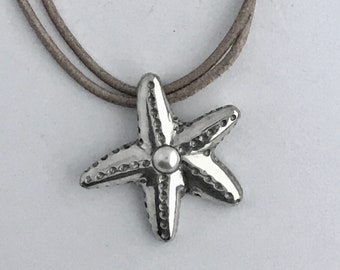 Shapely starfish made of 925 silver with cream-colored pearl