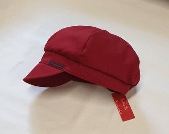 Casquette plate enfant à visière "Michel" de couleur rouge foncé bordeaux avec ou sans doublure pour filles et garçons de différentes tailles.