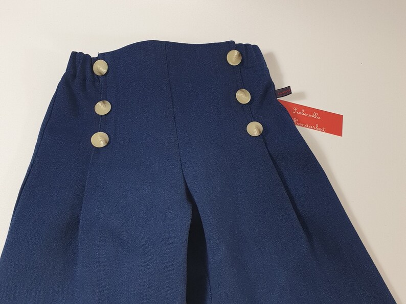 Pantalón vaquero infantil, vaqueros marineros confeccionados en denim de algodón azul oscuro para niño y niña. imagen 4