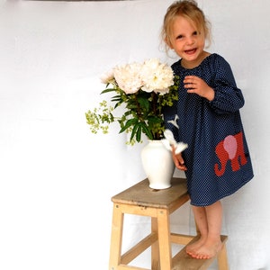 Girls' dress with elephant bag made of dark blue cotton with white dots Lina Bullerbü dress, comfortable, casual and elegant. image 2