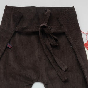 Pantalon en velours côtelé bébé Anton pour reliure sans élastique en marron, bleu foncé, menthe, bleu ciel, essence. image 2
