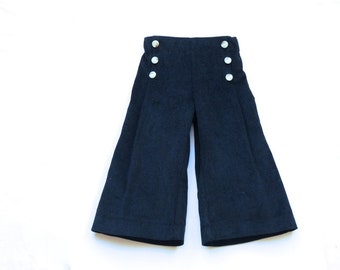 Pantalon enfant en alambic maritime, pantalon marin « Fiete » en velours côtelé bleu foncé, avec jambe large, dossard de marin droit et gauche avec boutons.