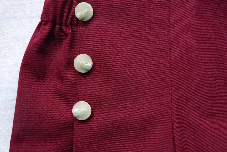 Pantaloni per bambini in alambicco marittimo, pantaloni da marinaio Fiete in rosso scuro-bordeaux, con gamba larga, pettorale da marinaio destro e sinistro con bottoni. immagine 3