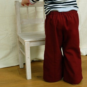 Pantaloni per bambini in alambicco marittimo, pantaloni da marinaio Fiete in rosso scuro-bordeaux, con gamba larga, pettorale da marinaio destro e sinistro con bottoni. immagine 4
