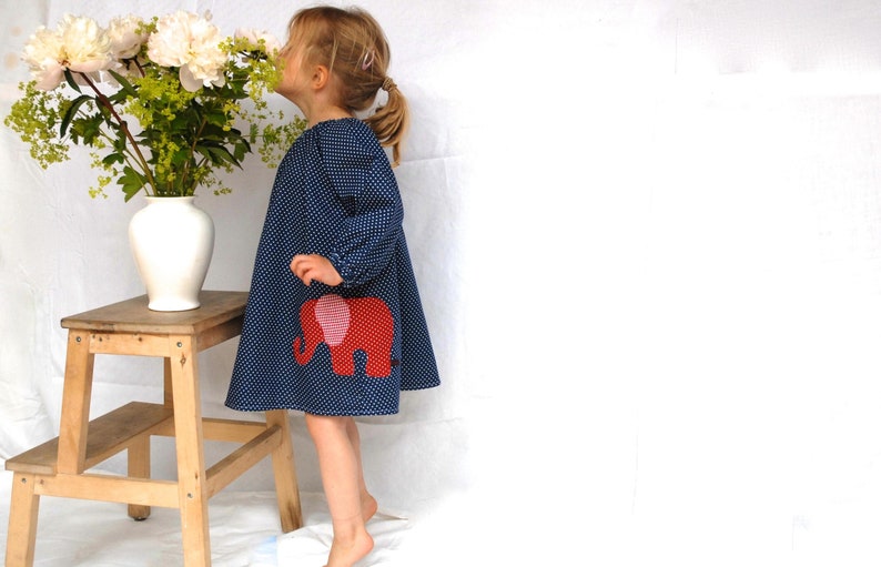 Girls' dress with elephant bag made of dark blue cotton with white dots Lina Bullerbü dress, comfortable, casual and elegant. image 4