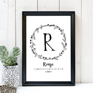 Blumenkranz mit Buchstabe, Name und Geburtsdaten, A4-Poster sw