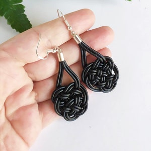 Boucles d'oreilles en cuir et argent avec nœud celtique d'amour éternel, boucles d'oreilles longues avec symbole celtique. image 1