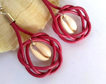 Pendientes de cuero y plata con caracolas marinas, pendientes cuero rosa con conchas cowrie, pendientes largos de mujer de cuero trenzado