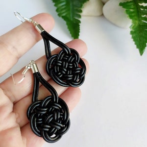 Boucles d'oreilles en cuir et argent avec nœud celtique d'amour éternel, boucles d'oreilles longues avec symbole celtique. image 2