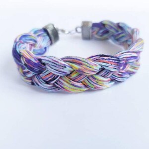 Brazalete de tela trenzada multicolor, brazalete de algodón multicolor trenzado, pulsera algodón reciclado, pulsera trenzada unisex. imagen 4