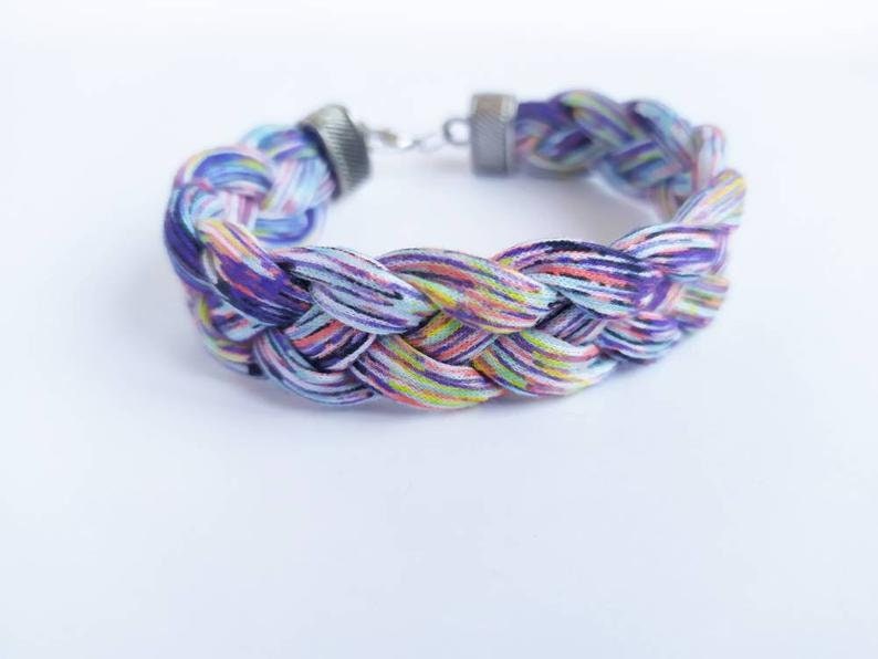 Brazalete de tela trenzada multicolor, brazalete de algodón multicolor trenzado, pulsera algodón reciclado, pulsera trenzada unisex. imagen 4