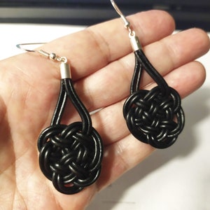 Boucles d'oreilles en cuir et argent avec nœud celtique d'amour éternel, boucles d'oreilles longues avec symbole celtique. image 3