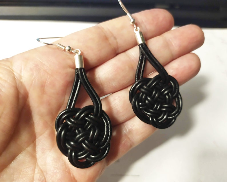 Boucles d'oreilles en cuir et argent avec nœud celtique d'amour éternel, boucles d'oreilles longues avec symbole celtique. image 3