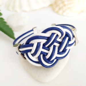 Pulsera de cuero con nudo marinero en azul y blanco, pulsera playera con nudos náuticos, regalo para surfers y amantes del mar. imagen 3