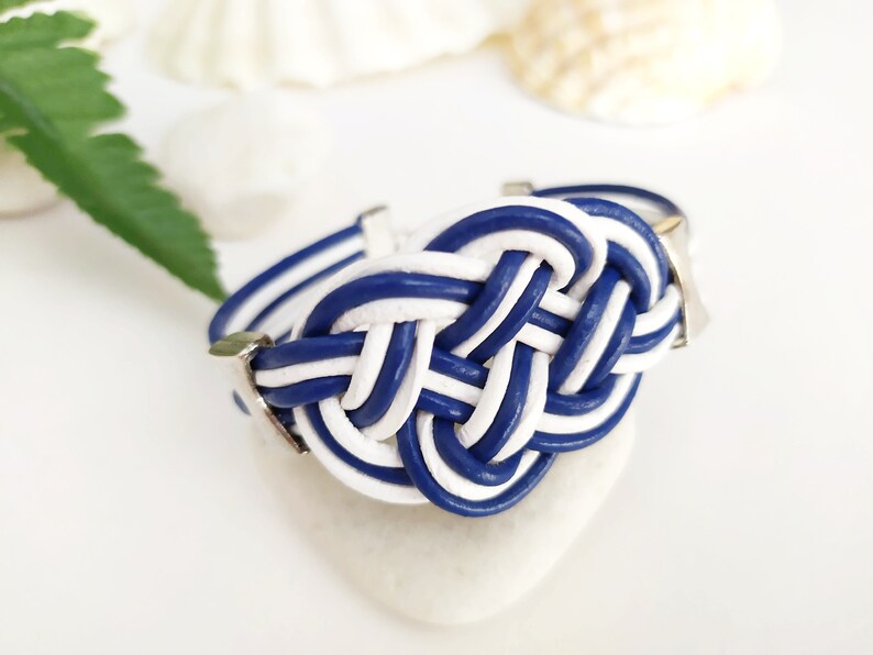 Pulsera de cuero con nudo marinero en azul y blanco, pulsera playera con nudos náuticos, regalo para surfers y amantes del mar. imagen 3