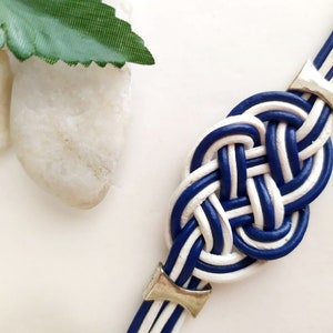 Pulsera de cuero con nudo marinero en azul y blanco, pulsera playera con nudos náuticos, regalo para surfers y amantes del mar. imagen 4