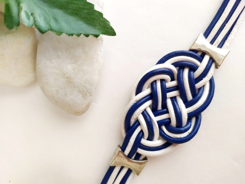 Pulsera de cuero con nudo marinero en azul y blanco, pulsera playera con nudos náuticos, regalo para surfers y amantes del mar. imagen 4