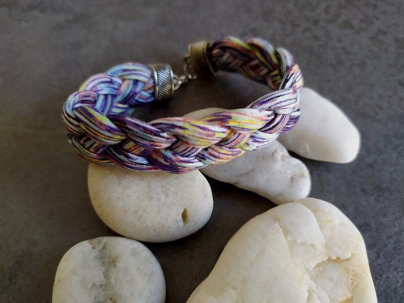 Brazalete de tela trenzada multicolor, brazalete de algodón multicolor trenzado, pulsera algodón reciclado, pulsera trenzada unisex. imagen 6