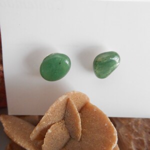 Pendientes botón de jade verde, pendientes con piedra natural, pendientes verdes de mujer, pendientes pequeños de mujer, regalo de mujer. imagen 6