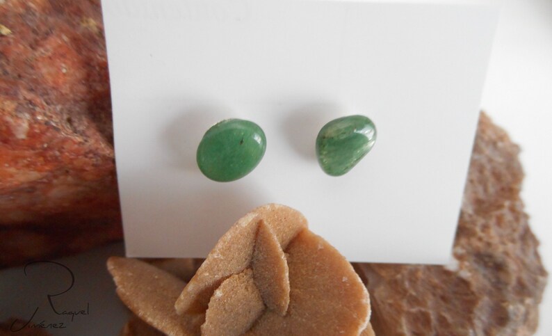 Pendientes botón de jade verde, pendientes con piedra natural, pendientes verdes de mujer, pendientes pequeños de mujer, regalo de mujer. imagen 6