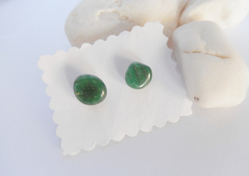 Pendientes botón de jade verde, pendientes con piedra natural, pendientes verdes de mujer, pendientes pequeños de mujer, regalo de mujer. imagen 2