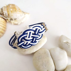 Pulsera de cuero con nudo marinero en azul y blanco, pulsera playera con nudos náuticos, regalo para surfers y amantes del mar. imagen 1