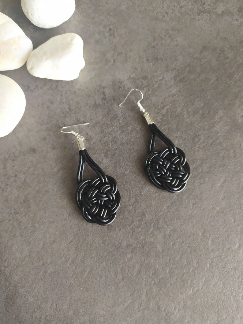 Boucles d'oreilles en cuir et argent avec nœud celtique d'amour éternel, boucles d'oreilles longues avec symbole celtique. image 5