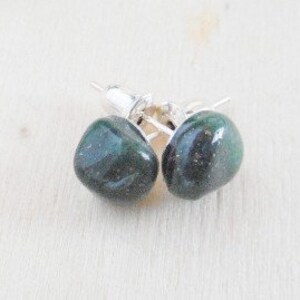 Pendientes botón de jade verde, pendientes con piedra natural, pendientes verdes de mujer, pendientes pequeños de mujer, regalo de mujer. imagen 4