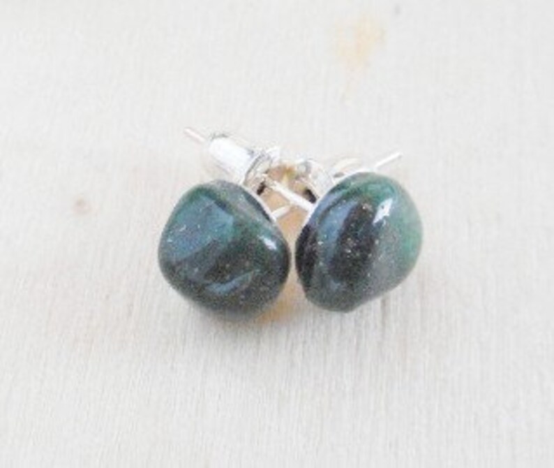 Pendientes botón de jade verde, pendientes con piedra natural, pendientes verdes de mujer, pendientes pequeños de mujer, regalo de mujer. imagen 4