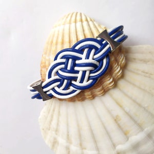 Pulsera de cuero con nudo marinero en azul y blanco, pulsera playera con nudos náuticos, regalo para surfers y amantes del mar. imagen 2
