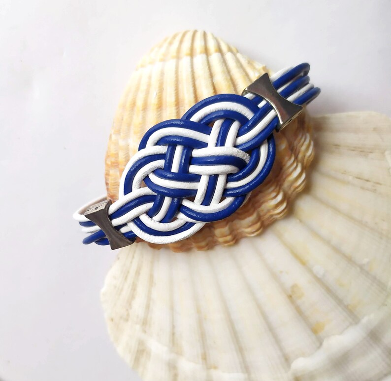 Pulsera de cuero con nudo marinero en azul y blanco, pulsera playera con nudos náuticos, regalo para surfers y amantes del mar. imagen 2