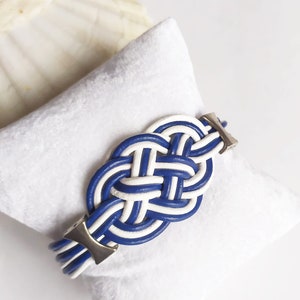 Pulsera de cuero con nudo marinero en azul y blanco, pulsera playera con nudos náuticos, regalo para surfers y amantes del mar. imagen 6