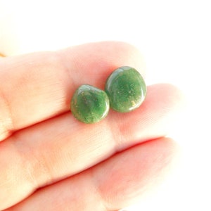 Boucles d'oreilles en jade vert, boucles d'oreilles bouton avec pierre naturelle, boucles d'oreilles femme verte, boucles d'oreilles femme image 3