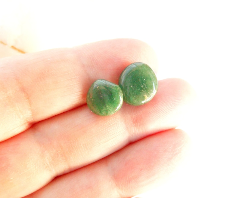 Boucles d'oreilles en jade vert, boucles d'oreilles bouton avec pierre naturelle, boucles d'oreilles femme verte, boucles d'oreilles femme image 3