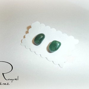 Pendientes botón de jade verde, pendientes con piedra natural, pendientes verdes de mujer, pendientes pequeños de mujer, regalo de mujer. imagen 10