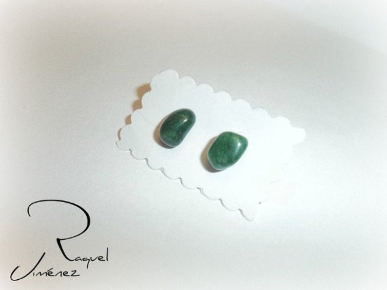 Pendientes botón de jade verde, pendientes con piedra natural, pendientes verdes de mujer, pendientes pequeños de mujer, regalo de mujer. imagen 10